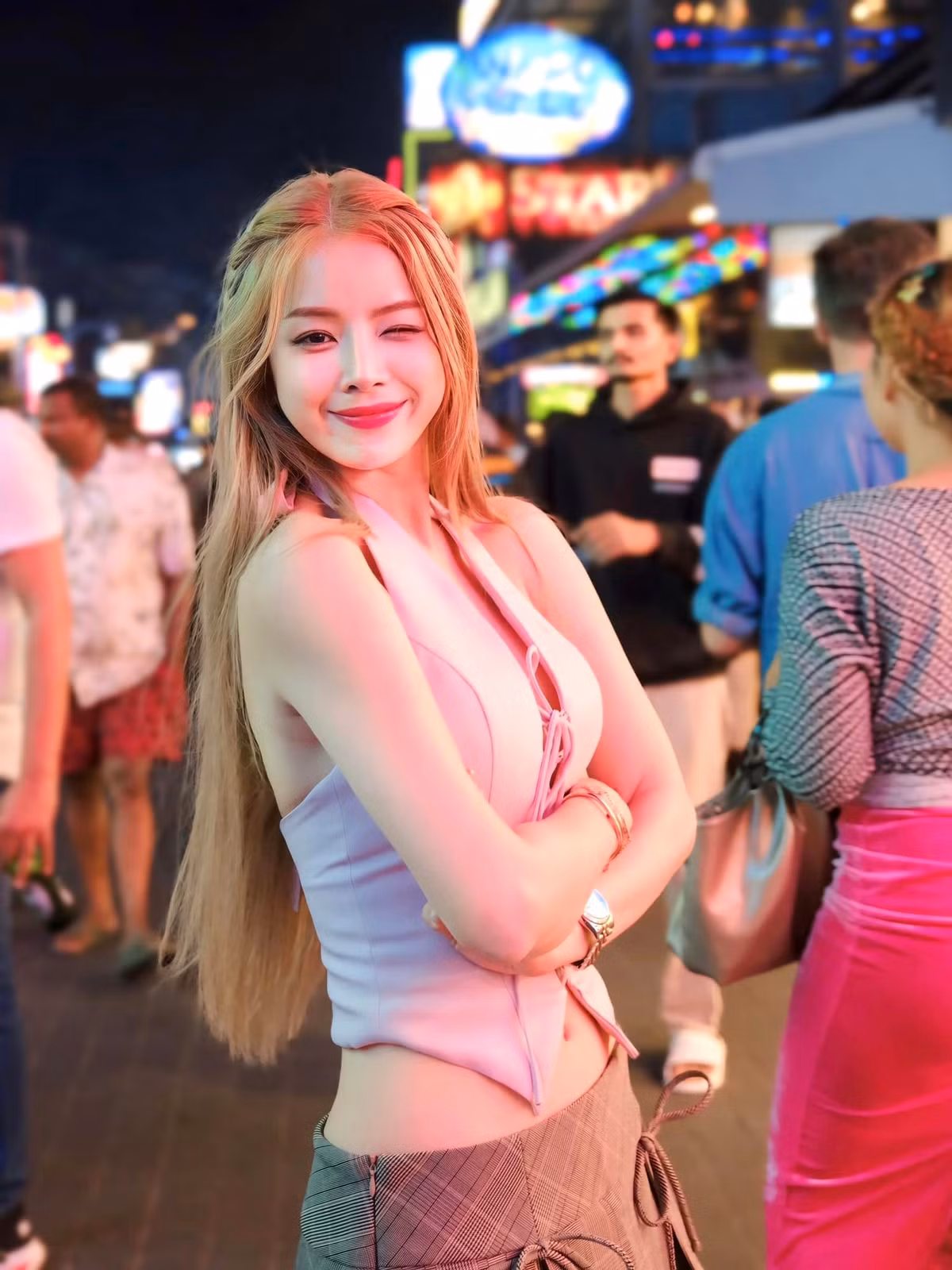 Cô bắt đầu được khán giả chú ý khi tham gia "Rap Việt" năm 2020. Nhờ gương mặt khả ái cùng vóc dáng gợi cảm, Mie gây "sốt" mỗi lần xuất hiện hỗ trợ các thí sinh.