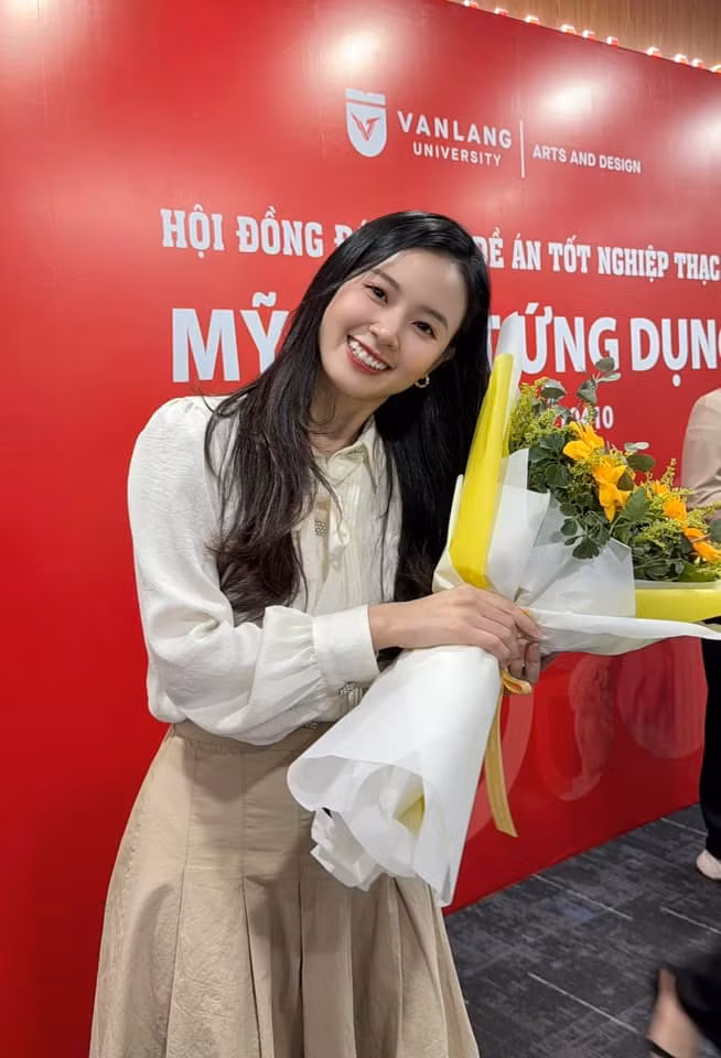 Để có được một giao diện trẻ trung bất chấp dấu hiệu tuổi tác như hiện tại, Midu đã xây dựng một bí quyết chăm sóc riêng biệt. Chỉ riêng về da dẻ, người đẹp đề cao ba nguyên tắc quan trọng.