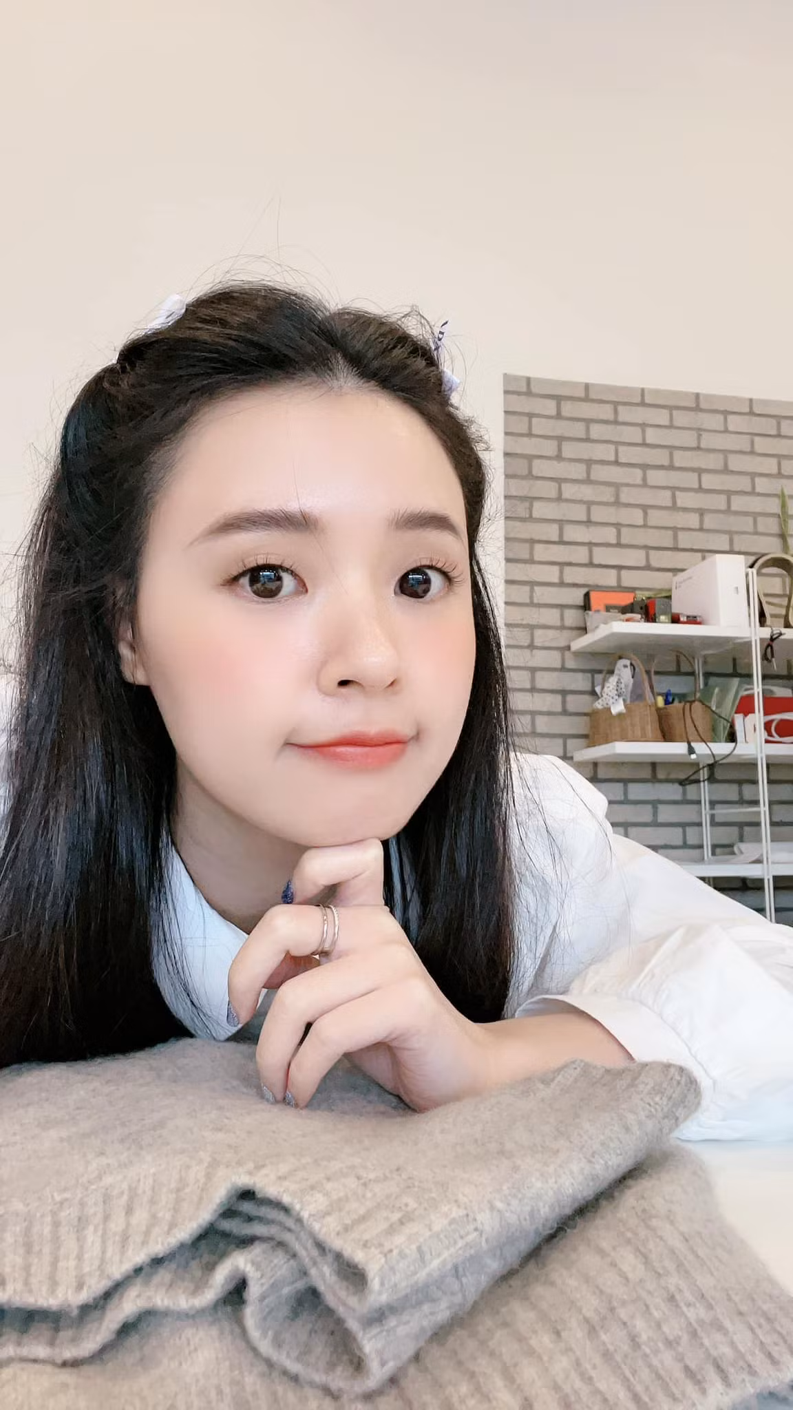 Bên cạnh đó, Midu còn chăm chỉ thanh lọc da, không lạm dụng việc trang điểm quá nhiều và thường xuyên để mặt mộc.