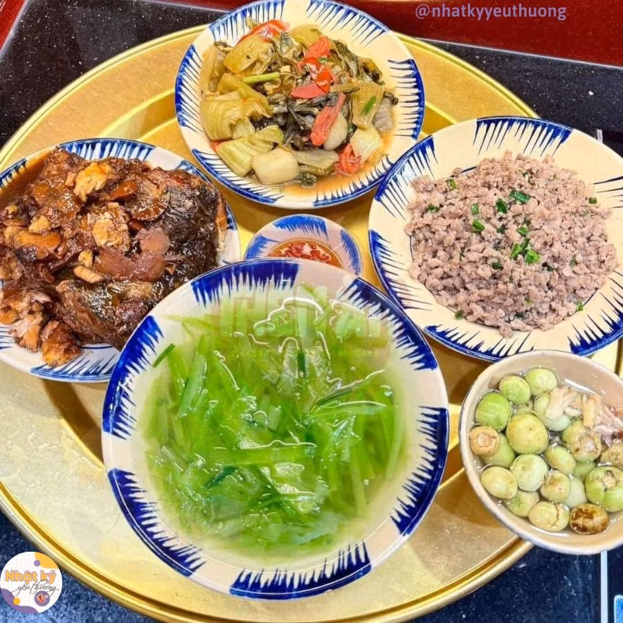 Mâm cơm bình dân không thể nào thiếu món cà muối hao cơm được.