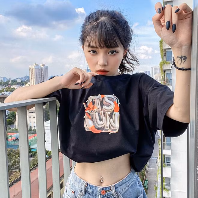 Vốn sở hữu chiều cao khiêm tốn nhưng không vì thế mà Linh Ngọc Đàm lại kém nổi bật. Cô nàng luôn biết thể hiện điểm nhấn trên cơ thể mình bằng vòng eo và cơ bụng chuẩn không khác gì idol Hàn Quốc.