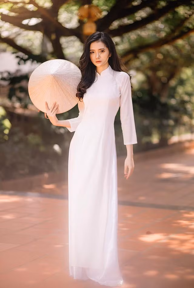 Được biết, nữ sinh Đắk Lắk mặc áo dài trong bộ ảnh là Dương Thị Thành sinh năm 1996, hiện đang là sinh viên năm cuối khoa Dược, Đại học Buôn Ma Thuột. Cô bạn tỏ ra khá bất ngờ vì bộ ảnh của mình nhận được nhiều phản hồi tích cực đến vậy.