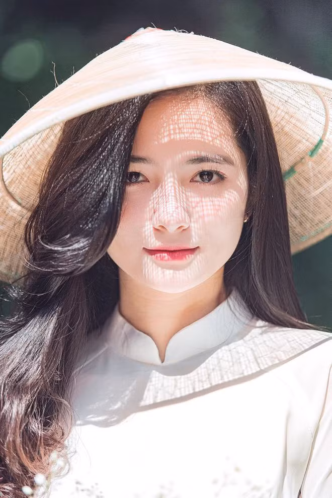 "Mình rất thích mặc áo dài, mọi người còn nói rằng mình sinh ra để chụp với áo dài nữa" - Dương Thị Thành hào hứng cho biết.