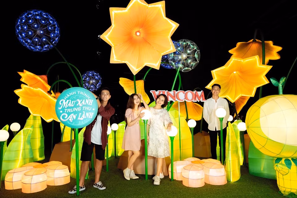  Trung thu 2019, Vincom tiếp đãi khách tham quan với những khu vườn đèn khổng lồ. Ảnh: Facebook.