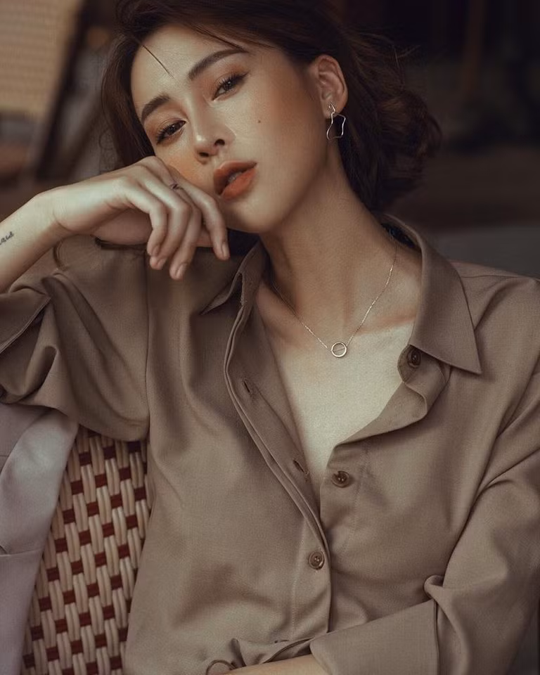 Hoàng Mai là chủ cửa hàng thời trang ở Hà Nội. Đầu năm 2019, 9X kết hôn và nhận được nhiều lời chúc của dân mạng.
