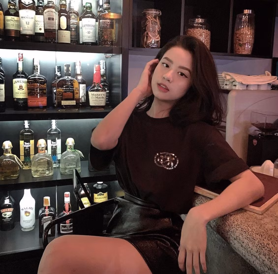 Hot girl 9X từng nhiều lần xuất hiện trên báo nước ngoài nhờ nhan sắc cực kỳ xinh đẹp, thân hình nóng bỏng và cách tạo dáng thu hút.