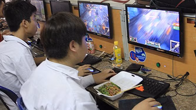Bên cạnh cơm rang thập cẩm, dưa bò thì mì xào cũng là món ăn được ưa chuộng vì dễ ăn. Tuy nhiên các món này không có sẵn tại quán net như mì tôm trứng nên thường sẽ phải đợi khá lâu hoặc tự đi mua.