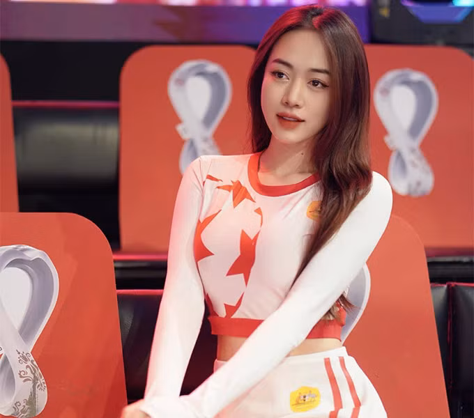Hot girl “nong cung EURO” tai xuat voi hinh anh nong bong