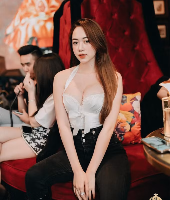 Hằng Habi đang là người mẫu tự do, kinh doanh và giữ vai trò giám đốc hình ảnh cho một thẩm mỹ viện.