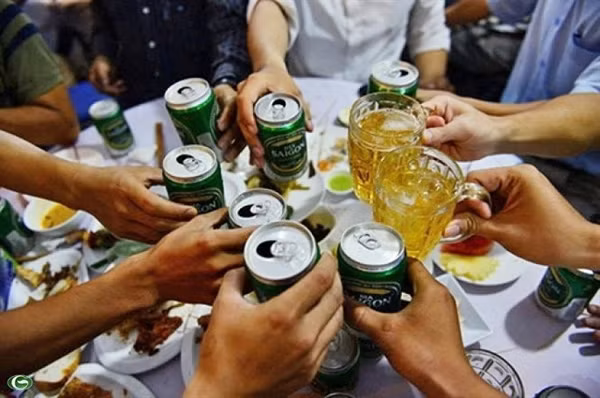 Đối với người điều khiển xe mô tô, nếu trong cơ thể có nồng độ cồn ở mức cao nhất sẽ bị phạt tiền từ 6-8 triệu đồng, tước quyền sử dụng giấy phép lái xe từ 22-24 tháng. Đối với người điều khiển xe đạp, xe thô sơ cũng bị phạt từ 400-600 nghìn đồng. Quy định mới trên đã khiến nhiều tranh cãi trái chiều nổ ra trên mạng xã hội.