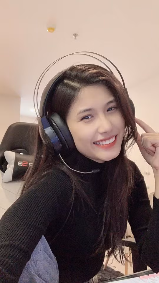 Vũ Quỳnh Nga hay còn được biết đến với tên gọi Nga Pika (sinh năm 1997) được yêu mến nhờ giọng nói và nhan sắc đều được liệt vào dạng gây thương nhớ.