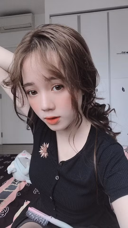 Cô nàng tên thật là Dương Thị Phương, sở hữu ngoại hình đáng yêu, trẻ như học sinh cấp 2.