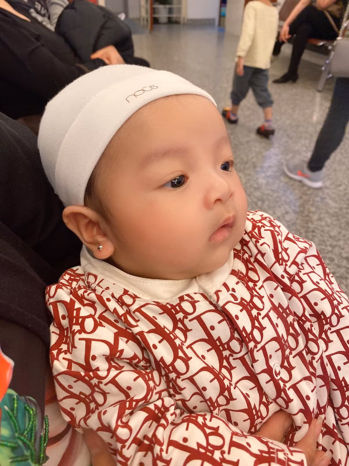 Ngay cả em bé Shi, con của Tiến Dũng - Khánh Linh, dù chưa tròn một tuổi nhưng cũng được bố mẹ sắm cho toàn hàng hiệu, cực ra dáng một Rich Kid trong tương lai.