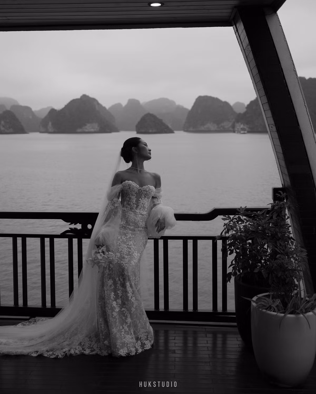 Không chỉ dừng lại ở mức độ chịu chi và sự hoành tráng của một đám cưới với chi phí lớn, đám cưới của Uyên Lưu còn được ngưỡng mộ bởi sự tinh tế và tỉ mỉ đến từng chi tiết. Tiệc tối được diễn ra bên trong nhà hàng với không khí ấm cúng, âm nhạc nhẹ nhàng lãng mạn.
