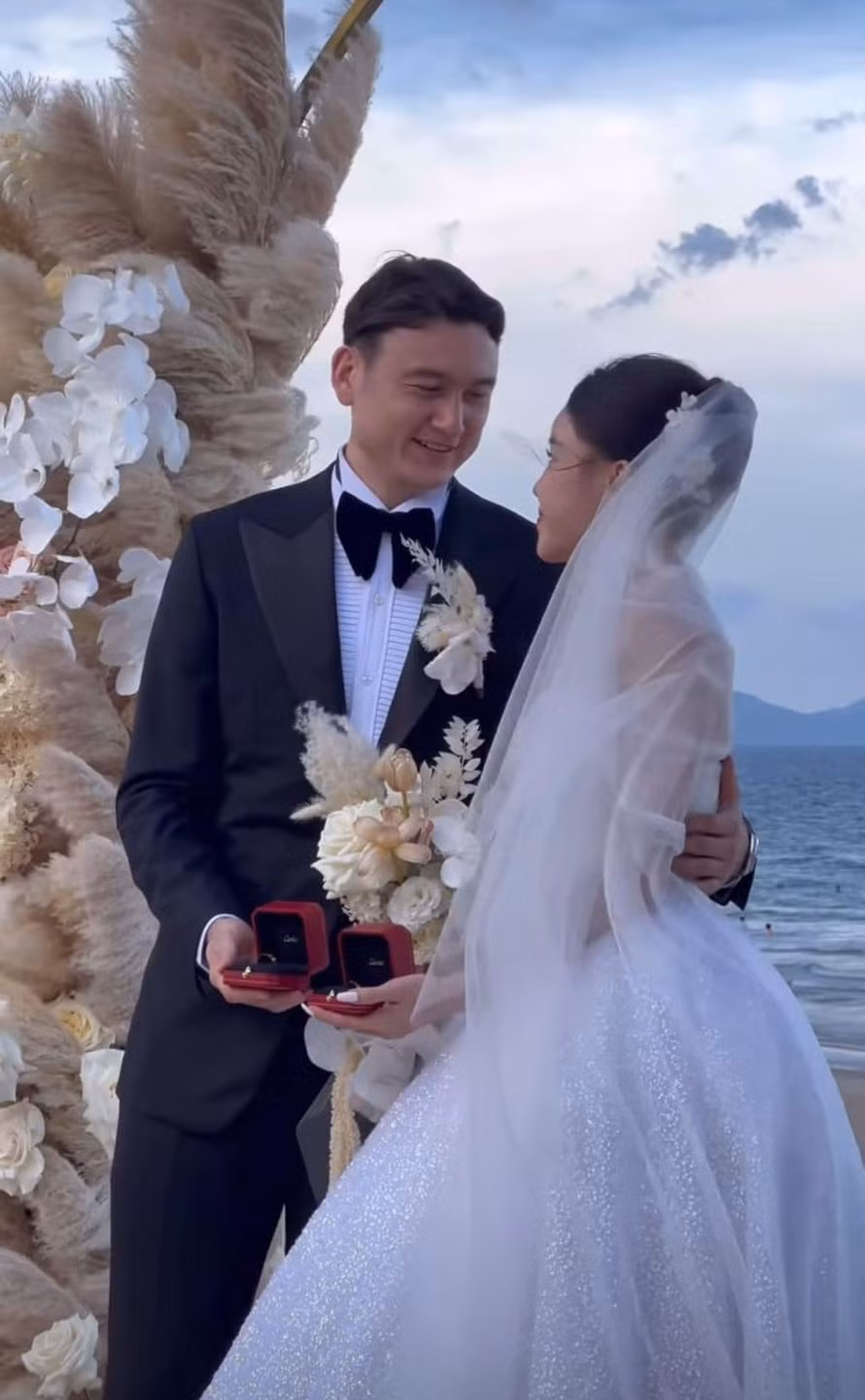 Sau 6 năm hẹn hò kín tiếng, cuối cùng cặp đôi cũng có cái kết viên mãn.