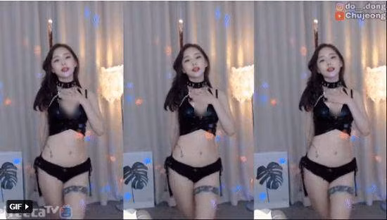 Điều đáng nói là cô nàng chỉ mặc mỗi bikini trên sóng livestream. Thậm chí, nàng hot girl còn sử dụng 1 số đạo cụ như roi da, xích trói, điều này làm nhiều nguoif liên tưởng đến những nữ diễn viên đóng phim người lớn.