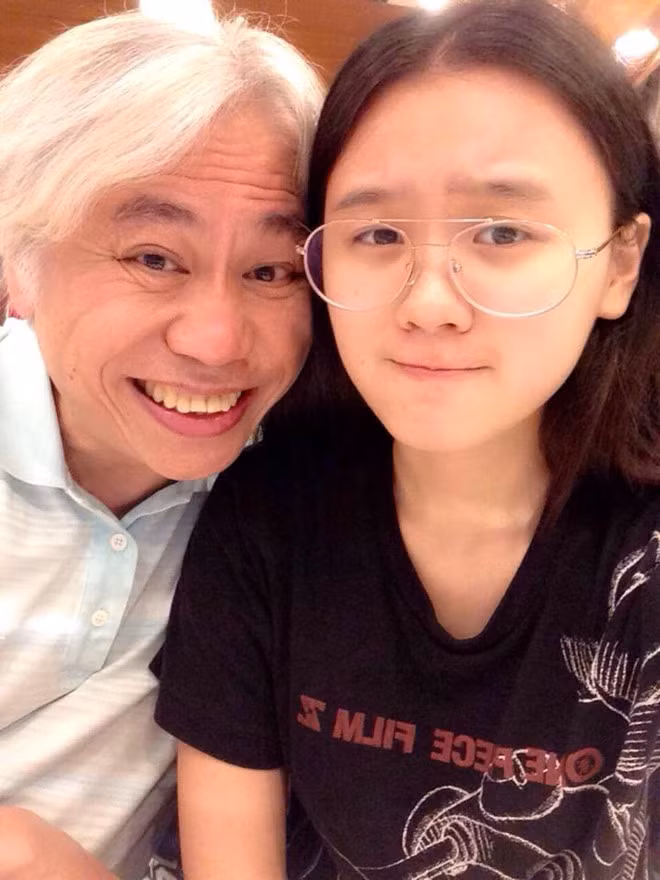Được biết, Lý Khôn Thành là bạn của bố Lâm Tĩnh Ân. Nhiều lần qua nhà bạn chơi, nhạc sĩ này đã nảy sinh tình cảm với con gái của bạn. Lâm Tĩnh Ân sau đó đã bỏ học, chuyển về sống với Lý Khôn Thành dù bị bố mẹ từ mặt và dư luận xôn xao bàn tán. Hiện tại, sau 6 năm họ vẫn hạnh phúc bên nhau.