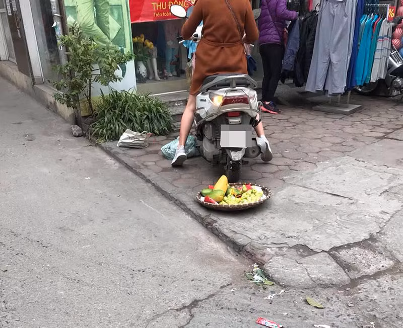 Quai xe Lead can nat ro hoa qua con trach mang nguoi ban hang-Hinh-2
