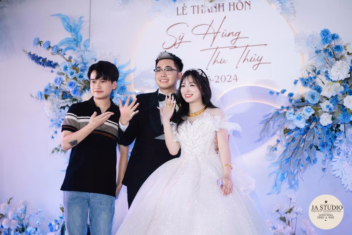 Ngày lập tức, nhiều người cũng nhận ra đây là đám cưới của một Tiktoker khá nổi với cái tên Hùng rơm - tên thật là Phan Sỹ Hùng.