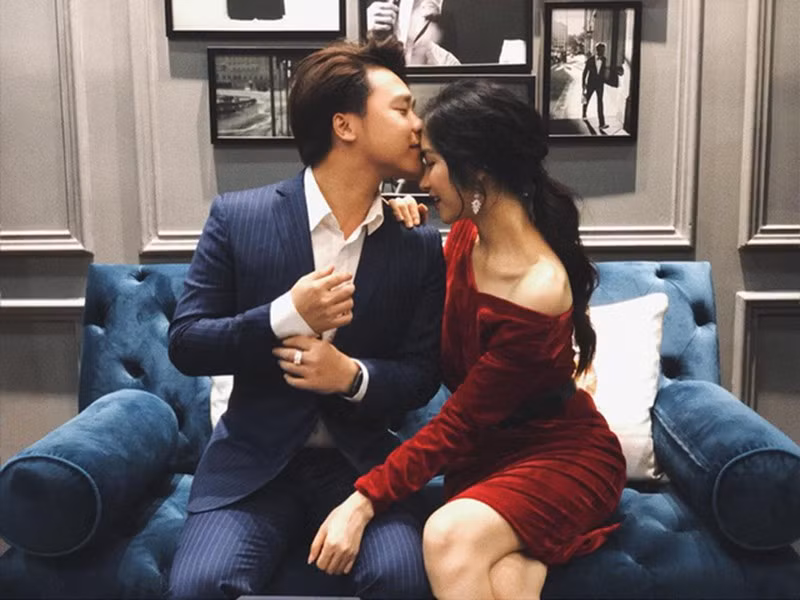 Còn ở thời điểm hiện tại, Hòa Minzy vừa có sự nghiệp lại thăng hoa trong tình yêu với bạn trai thiếu gia là doanh nhân Minh Hải và được công chúng ủng hộ tích cực.