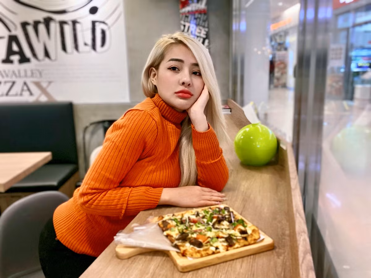 Cách đây không lâu, việc Ngân 98 lộ clip 18+ thu hút sự quan tâm của cộng đồng mạng. Cô nàng cho biết sự việc xảy ra là do cô bị lấy trộm một chiếc điện thoại mà trong đó chưa rất nhiều hình ảnh, clip cá nhân. Người lấy sau đó nhiều lần đã nhắn tin, gọi điện nhằm tống tiền nhưng cô nàng không đồng ý.