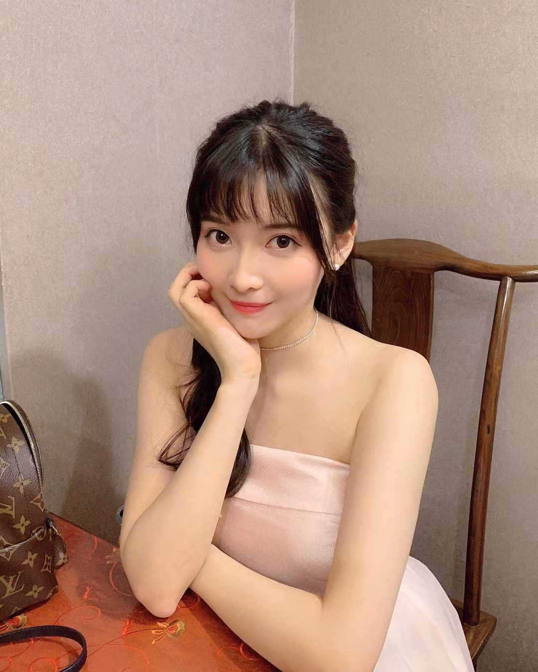 Sở hữu gương mặt xinh đẹp, vóc dáng nóng bỏng cùng làn da trắng mịn, Wang Sing được mệnh danh là 'Phi công xinh đẹp nhất Đài Loan'.