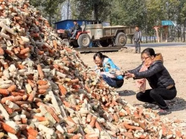 Bên cạnh đó, lõi ngô được giữ cẩn thận có thể dùng để vệ sinh bồn rửa bát hay chỗ thoát nước trong nhà tắm..
