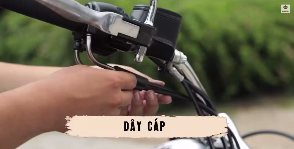 Sau đó, các bạn cần kiểm tra dây cáp phanh xem có đoạn nào bị đứt hoặc gãy hay không.