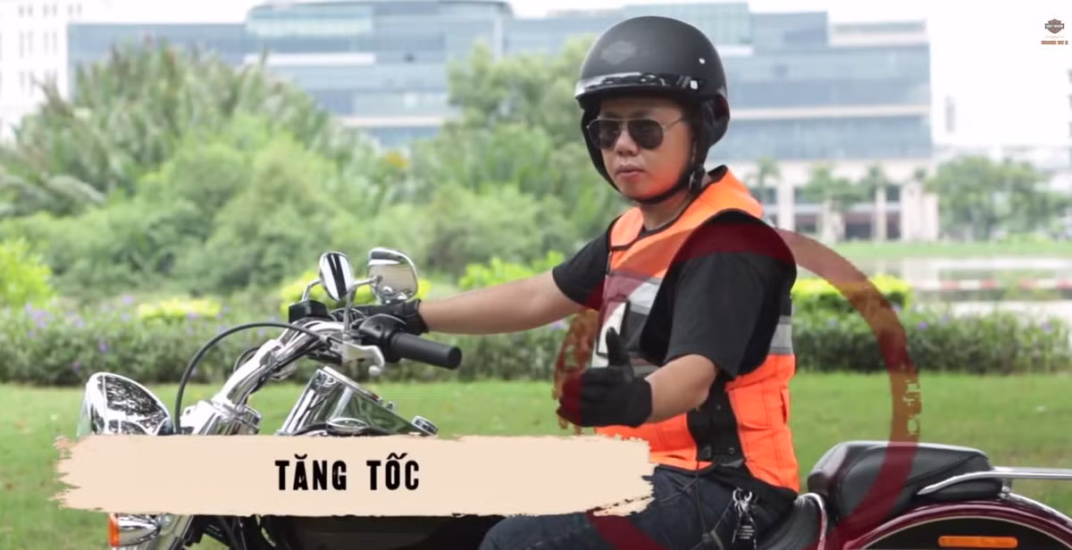 Còn khi muốn cả đoàn tăng tốc, trưởng nhóm sẽ ngửa lòng bàn tay trái và vẫy để các thành viên trong đoàn tăng tốc.