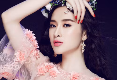 Nụ cười của Khả Ngân đã sáng bừng lại càng thêm tỏa nắng bởi đôi môi cân đối, tươi roi rói.