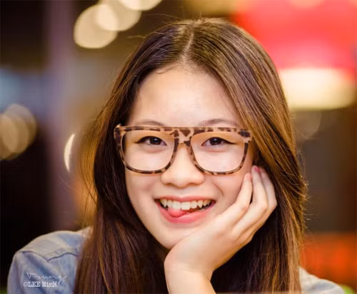 Ngay cả khi không cười, đôi môi hồng của cô trông vẫn tươi tắn như cánh hoa đào.
