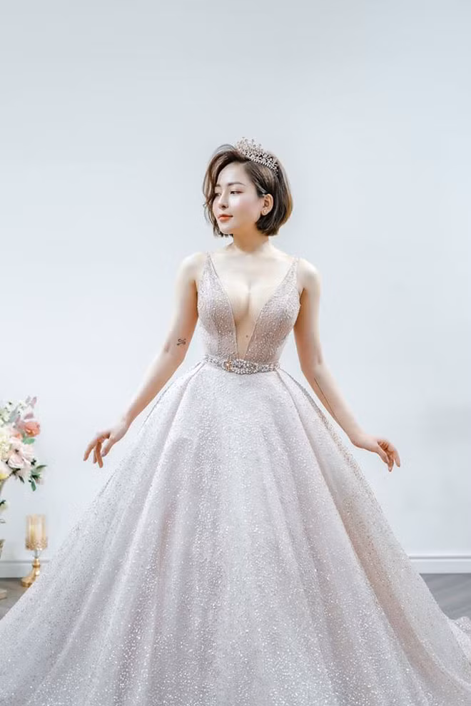 Cách đây không lâu, Trâm Anh bất ngờ chia sẻ loạt ảnh diện váy cưới xinh đẹp và gợi cảm trên Facebook cá nhân. Cô còn úp mở việc đã tìm được mảnh ghép phù hợp và sắp sửa lên xe hoa bằng rất nhiều caption gây chú ý: “Chỉ đơn giản là đã gặp được người muốn chăm sóc mình cả đời. Cảm ơn vì tất cả”, “Ngày mai, em là cô dâu mới/ Ngày mai, em mặc chiếc áo dài theo chồng/ Ngày mai, em cười thật hạnh phúc/ Ngày mai, em được ở bên người mà em yêu”…