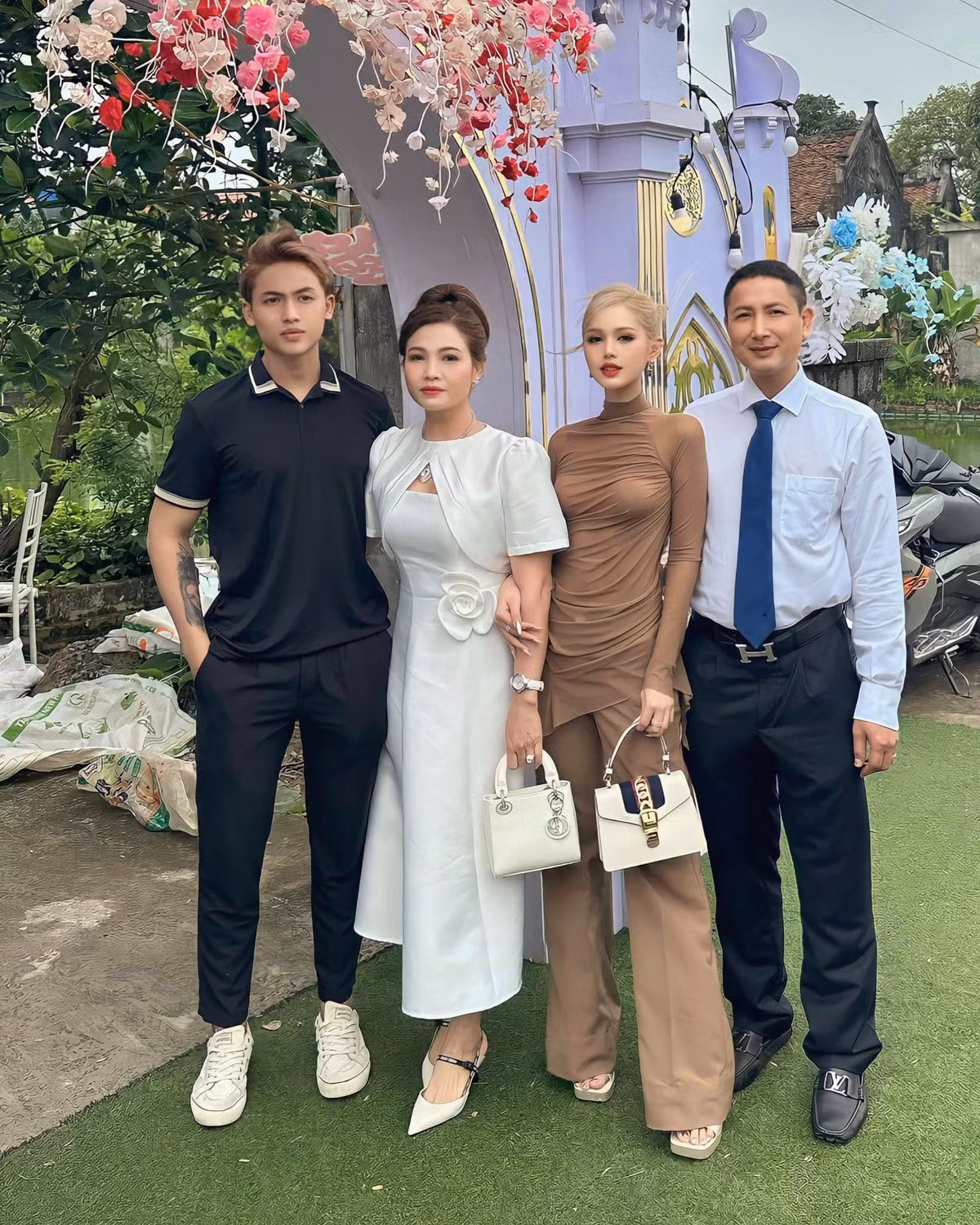 Nhiều người đã phải cảm thán về sự can đảm của anh trai Xoài Non: "Chắc ông anh này yêu em gái lắm nhỉ", "dã man, không nghĩ đến luôn đó".