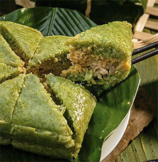 Trong cả 2, 4 ngày tết, bánh chưng luôn luôn xuất hiện trong mâm cơm khiến nhiều người phát ngán. Nếu không ăn được đồ nếp thì đây quả là món ăn cực kỳ kinh dị vì gây bí, nóng cổ và đầy bụng.