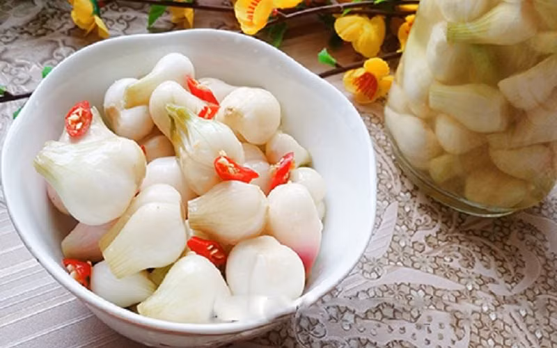 Hành củ muối là món ăn đặc trưng chỉ xuất hiện vào dịp đầu xuân năm mới tại miền Bắc. Mặc dù đây là món ăn ngon, đưa miệng nhưng thưởng thức xong ai cũng phải khóc thét ân hận vì quá nồng mùi.