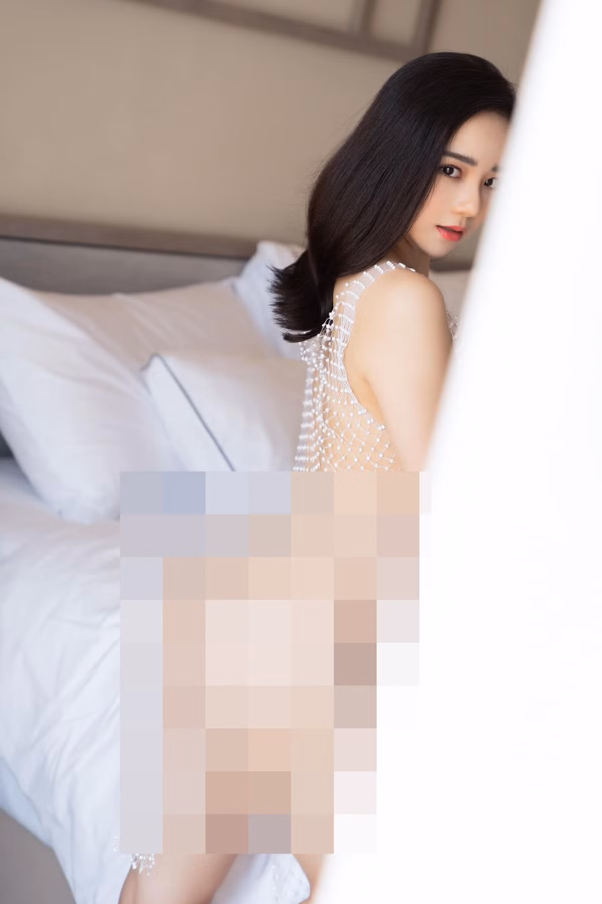 Những tấm hình được Nhã Tiên đăng tải khiến ai cũng phải đỏ mặt. Cộng đồng mạng cho rằng, việc đăng hình phản cảm là một trong những chiêu trò để nổi tiếng của cô nàng khi không có tài cán gì ngoài khuôn mặt xinh đẹp.