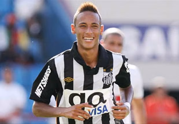 Năm 2010, West Ham là đội bóng Anh đầu tiên hỏi mua Neymar. Số tiền đội bóng này bỏ ra để có Neymar là 12 triệu nhưng họ đã bị từ chối ngay lập tức. Nhưng cũng từ khi West Ham hỏi mua Neymar, cả thế giới bắt đầu đổ dồn về Neymar.