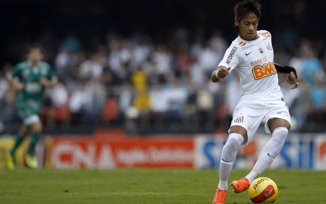 Năm 2010, Neymar đã ghi 5 bàn trong chiến thắng 8-1 của Santos trước Guarani ở Brazilian Cup. Đó cũng là trận đấu Neymar ghi được nhiều bàn thắng nhất trong một trận đấu chính thức.