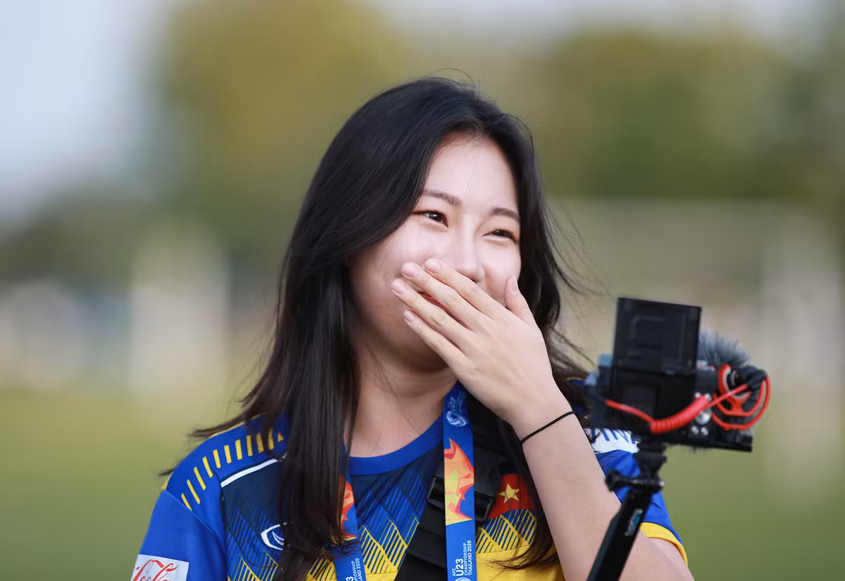 Nữ phóng viên Yoonkyung Cha được đài truyền hình KBS cử tới Thái Lan theo dõi đội tuyển U23 Hàn Quốc và đội tuyển U23 Việt Nam. Đến sân tập, cô nàng mặc chiếc áo tập của các học trò HLV Park Hang-seo.