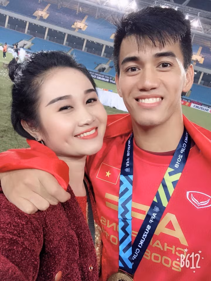 Cũng yêu lâu năm như Nguyễn Quang Hải, Nguyễn Tiến Linh và bạn gái Ngọc Quyên từng yêu nhau say đắm trong vòng 2 năm dòng. Cầu thủ nhiều lần thể hiện tình yêu đối với bạn gái trên mạng xã hội, cho rằng anh sẽ luôn yêu và ủng hộ cô vô điều kiện.
