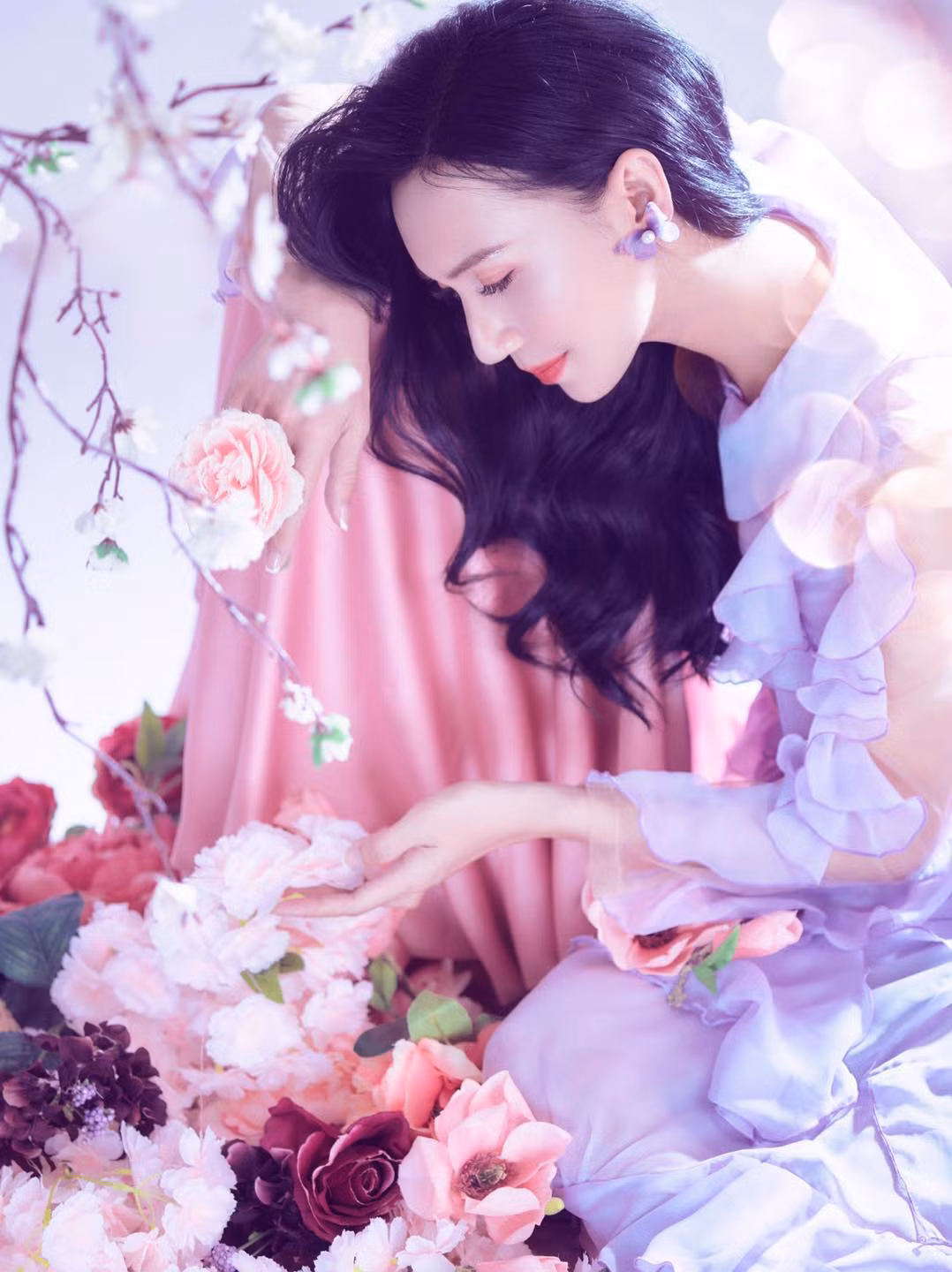Có thể thấy, đường nét nữ tính ngày càng hiện rõ nét trên cơ thể cô nàng. Ngay bên dưới bài đăng, nhiều khán giả đã ngợi khen vẻ đẹp hiện tại của Lynk Lee là màn lột xác quá ngoạn mục.