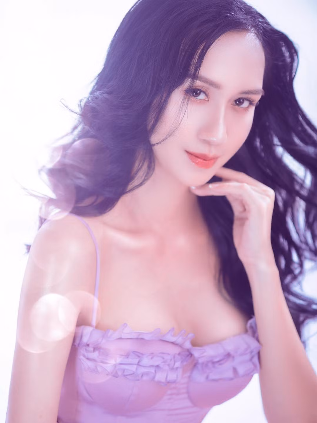 Mới đây, Lynk Lee khiến hội chị em phải nín thở vì tung bộ ảnh quá nóng bỏng theo tone chủ đạo "tím lịm tìm sim". Theo đó, bộ ảnh này được lấy cảm hứng từ phong cách "thần tiên tỉ tỉ".