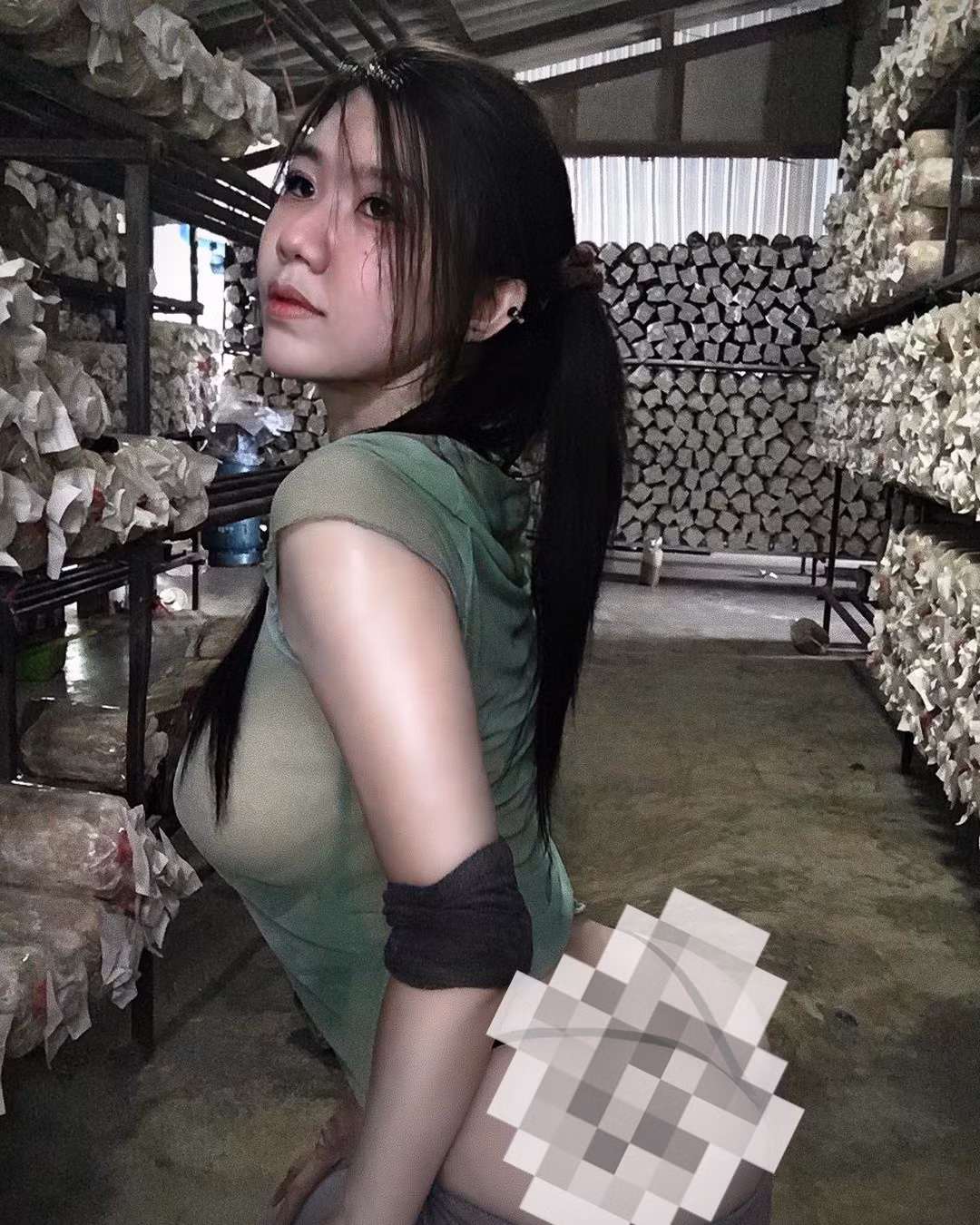 Cô nàng không ngại up những tấm ảnh cởi đồ, khoe nội y cùng gương mặt lắm tấm mồ hôi và biểu cảm gương mặt hờ hững.