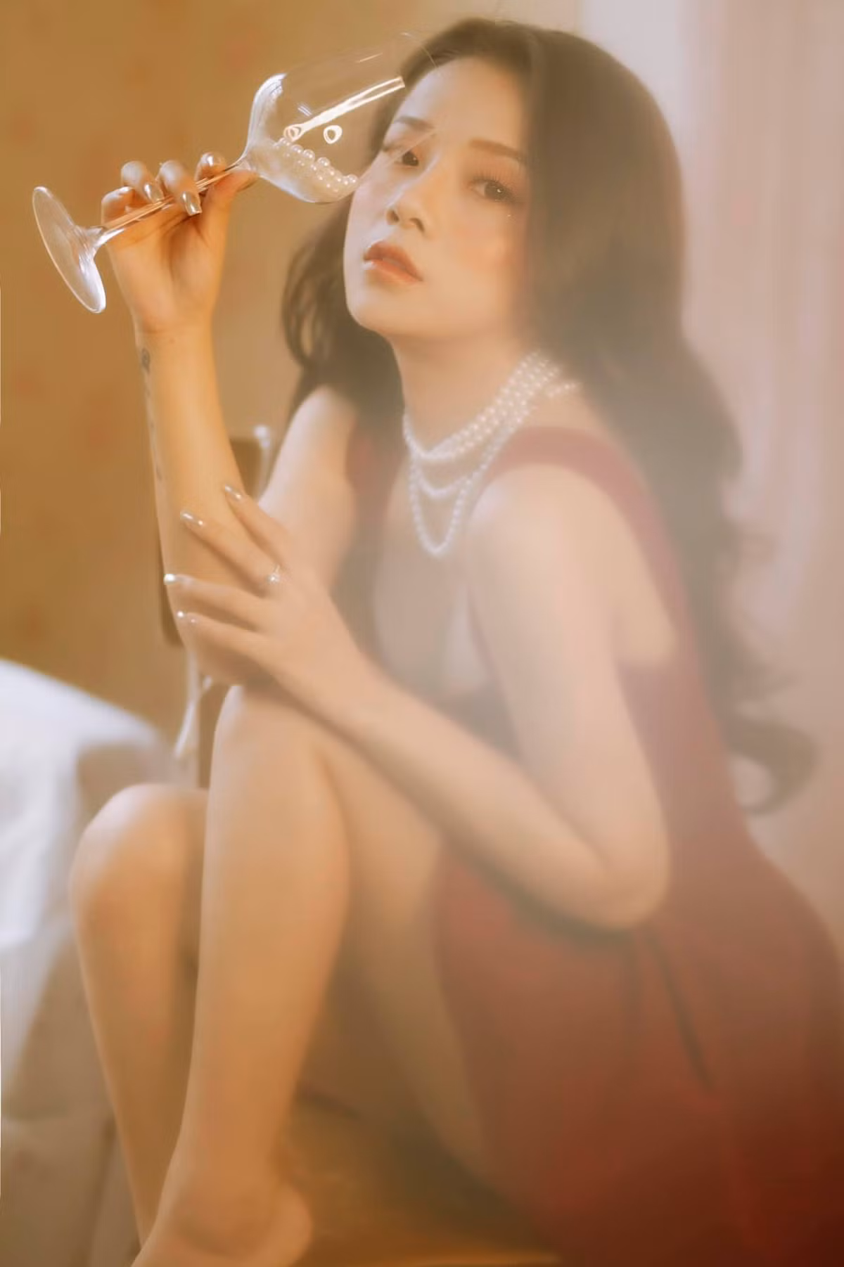 Bí quyết giữ gìn nhan sắc của Thương Võ rất đơn giản. Cô nàng cho hay, chăm sóc bản thân quan trọng nhất là có chế độ sinh hoạt hợp lý, cố gắng đi ngủ sớm, uống nhiều nước và đặc biệt là tập luyện để có được sức khỏe tốt cũng như cơ thể dẻo dai.