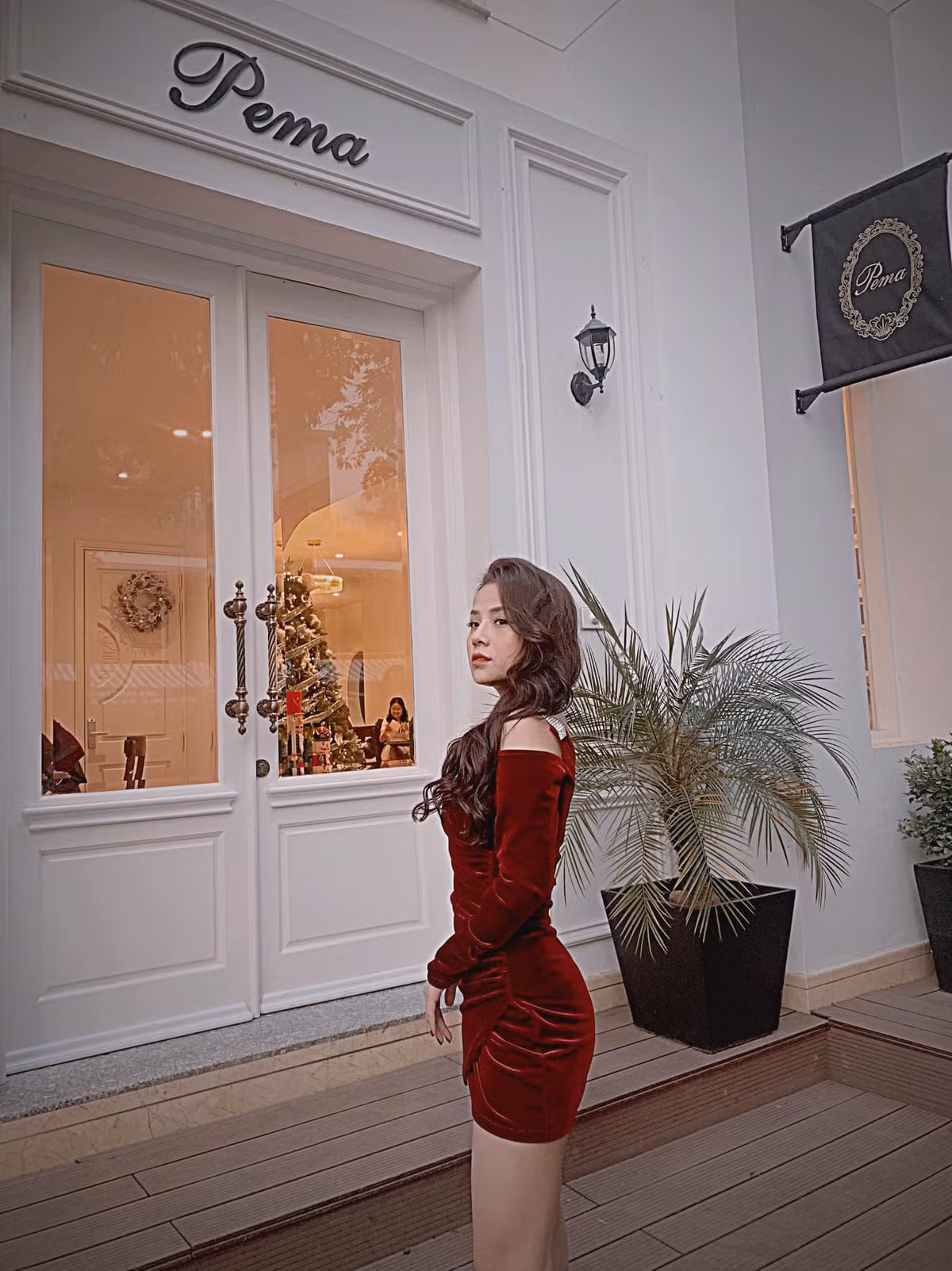 Trước đó, Thương Võ đã nổi tiếng trên mạng xã hội với các clip cover ca khúc. Trên mạng xã hội, cô có gần 170 nghìn lượt theo dõi.