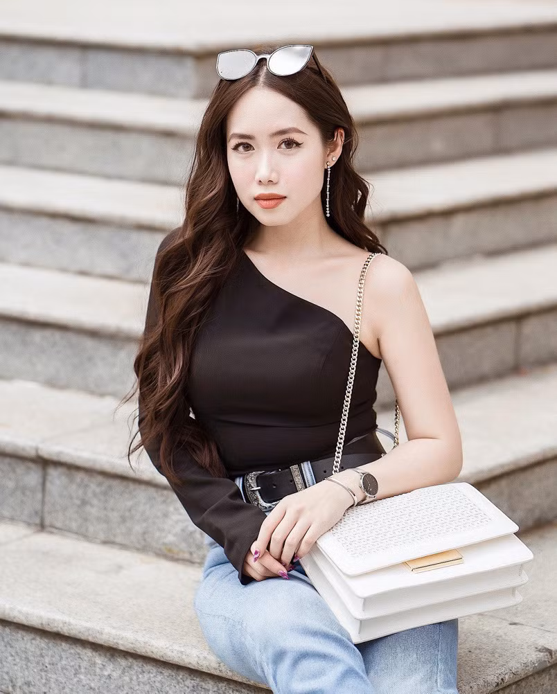 Mina Nguyễn năm nay 27 tuổi vừa xuất hiện làm nữ chính Người ấy là ai tập 11 mùa 3. Cô nàng quen mặt với công chúng với công việc Beauty blogger, hiện đang sở hữu kênh Youtube có trên 110 ngàn lượt đăng kí với những video về làm đẹp, thời trang và cuộc sống hàng ngày.