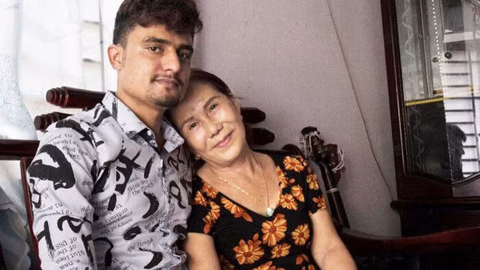 Dù đã bên nhau khá lâu thế nhưng chị Nguyễn Thị Hoa và chồng Tây vẫn chưa tổ chức đám cưới. "Cô dâu 65" cũng từng cho biết chuyện tình cảm chênh lệch tuổi tác này đều được sự ủng hộ từ gia đình, bạn bè kể cả phía gia đình chồng.