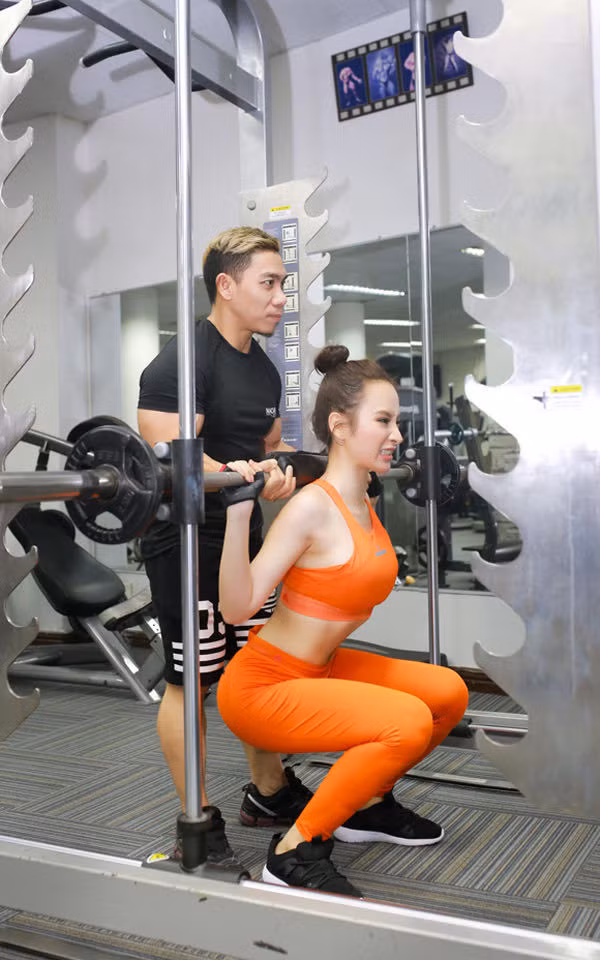 Angela Phương Trinh ắt hẳn là nhân tố gây bất ngờ bậc nhất. Dù đã sở hữu vóc dáng gợi cảm nhưng người đẹp vẫn tích cực tập gym. Cô nàng nhanh chóng sở hữu cơ bụng 6 múi đáng kinh ngạc.