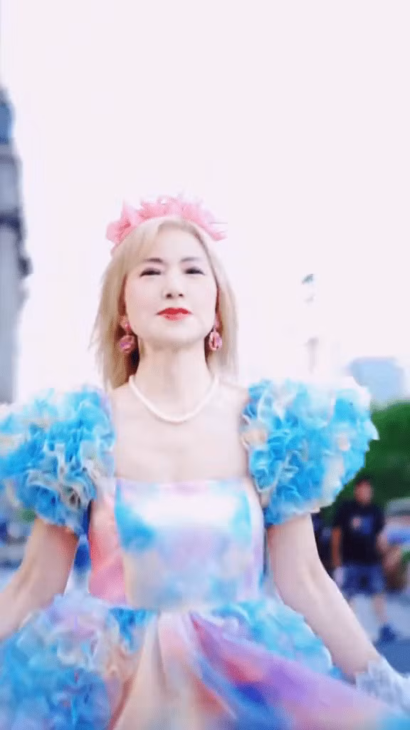 Thay vì cái lưng còng, những vết đồi mồi hay vết nhăn của tuổi tác thường thấy ở những người cùng tuổi, bà Anh Tử sở hữu vóc dáng gọn gàng, săn chắc cùng làn da mịn màng.