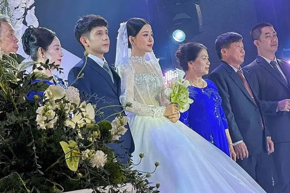 Ngày 19/5, Nguyễn Phong Hồng Duy và Phạm Thị Kiều Oanh làm đám cưới trước sự chứng kiến của hai bên gia đình và bạn bè thân thích.
